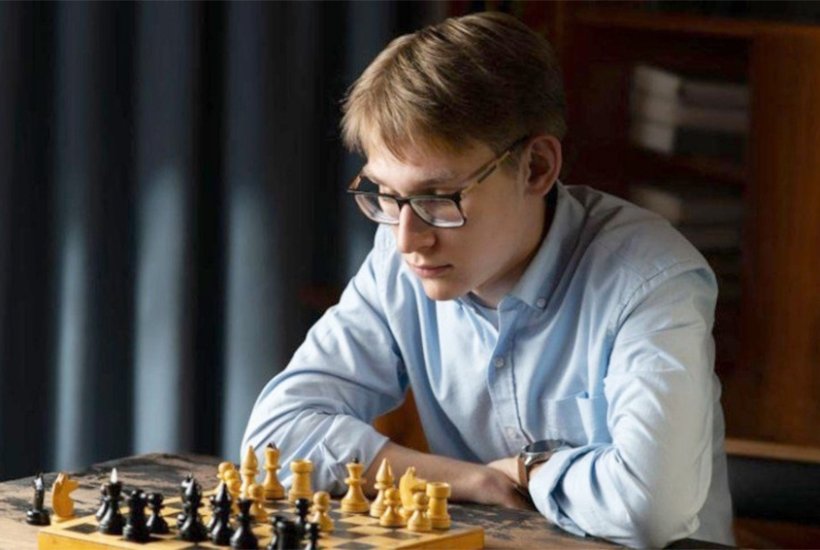Денис Лазавик завоевал серебро Кубка мира по киберспортивным шахматам на EWC 2026