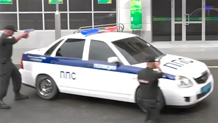 Полиция стоит у банка